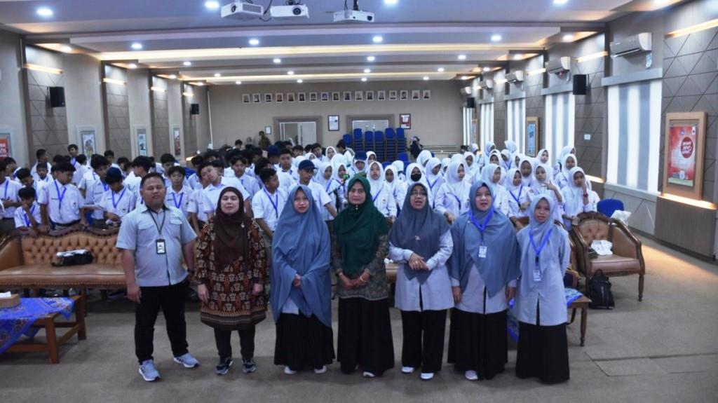Kunjungan SMP Islam Athirah Makassar dalam Rangka Pembelajaran Literasi
