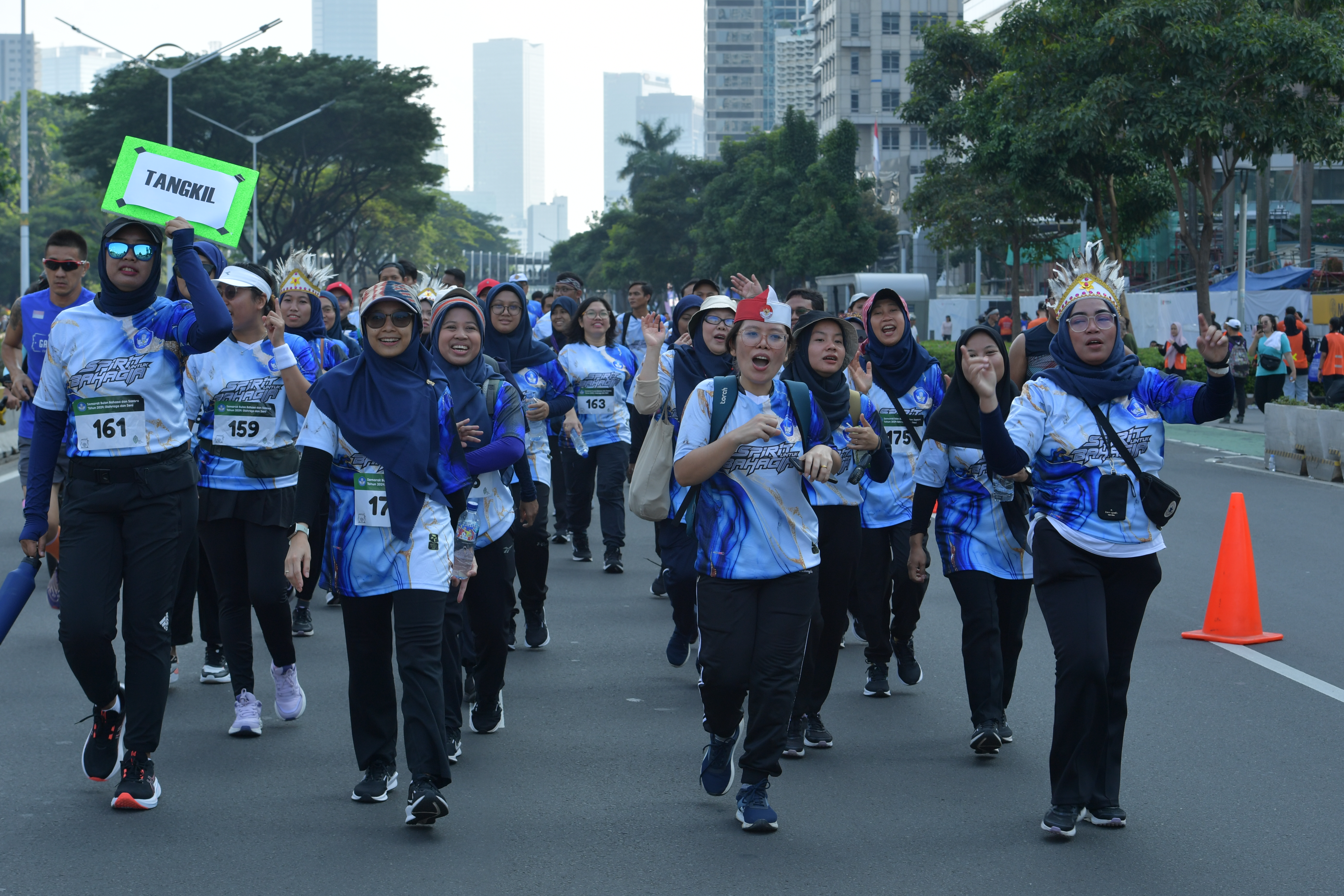 Jalan Sehat dan Bahagia Semarakan Bulan Bahasa dan Sastra 2024