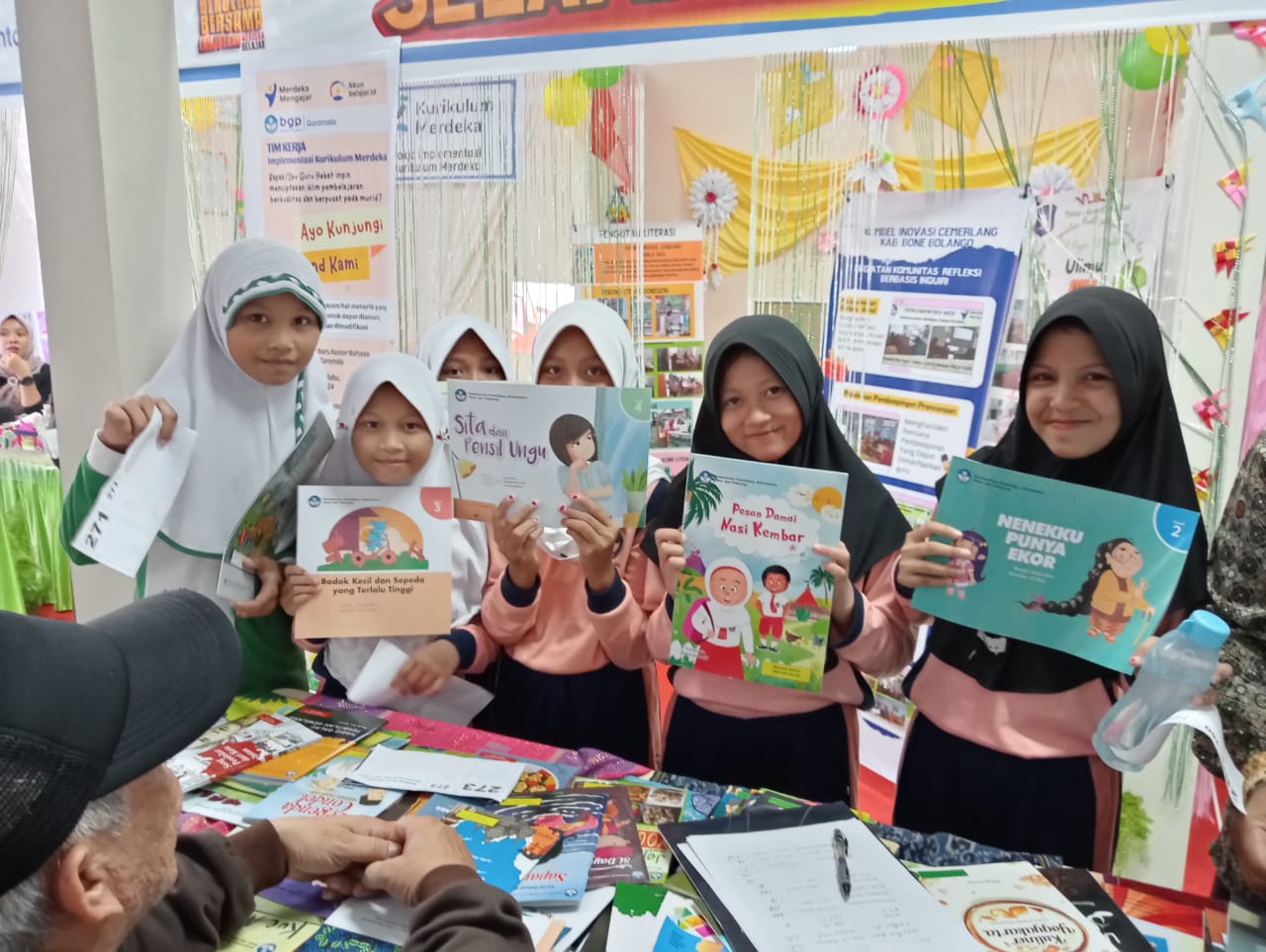 Perpustakaan Badan Bahasa Meriahkan Pameran Hardiknas di Gorontalo