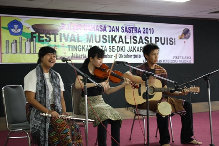 Siswa SMAK 5 Penabur Juara Pertama Festival Musikalisasi Puisi Se-Jakarta
