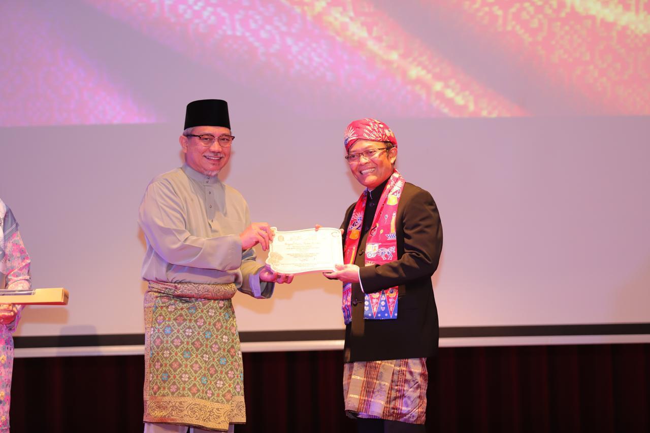 Taufiq Ismail Memperoleh Anugerah Sastra Majelis Sastra Asia Tenggara dari Brunei Darusalam