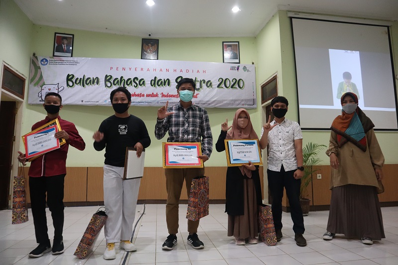 Penyerahan Hadiah Lomba Bulan Bahasa dan Sastra 2020