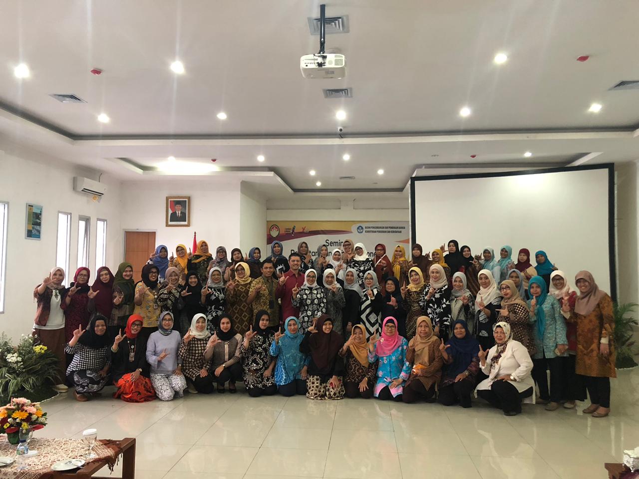 Seminar Pengutamaan Bahasa Indonesia di Lingkungan Dharma Wanita Persatuan Kemendikbud