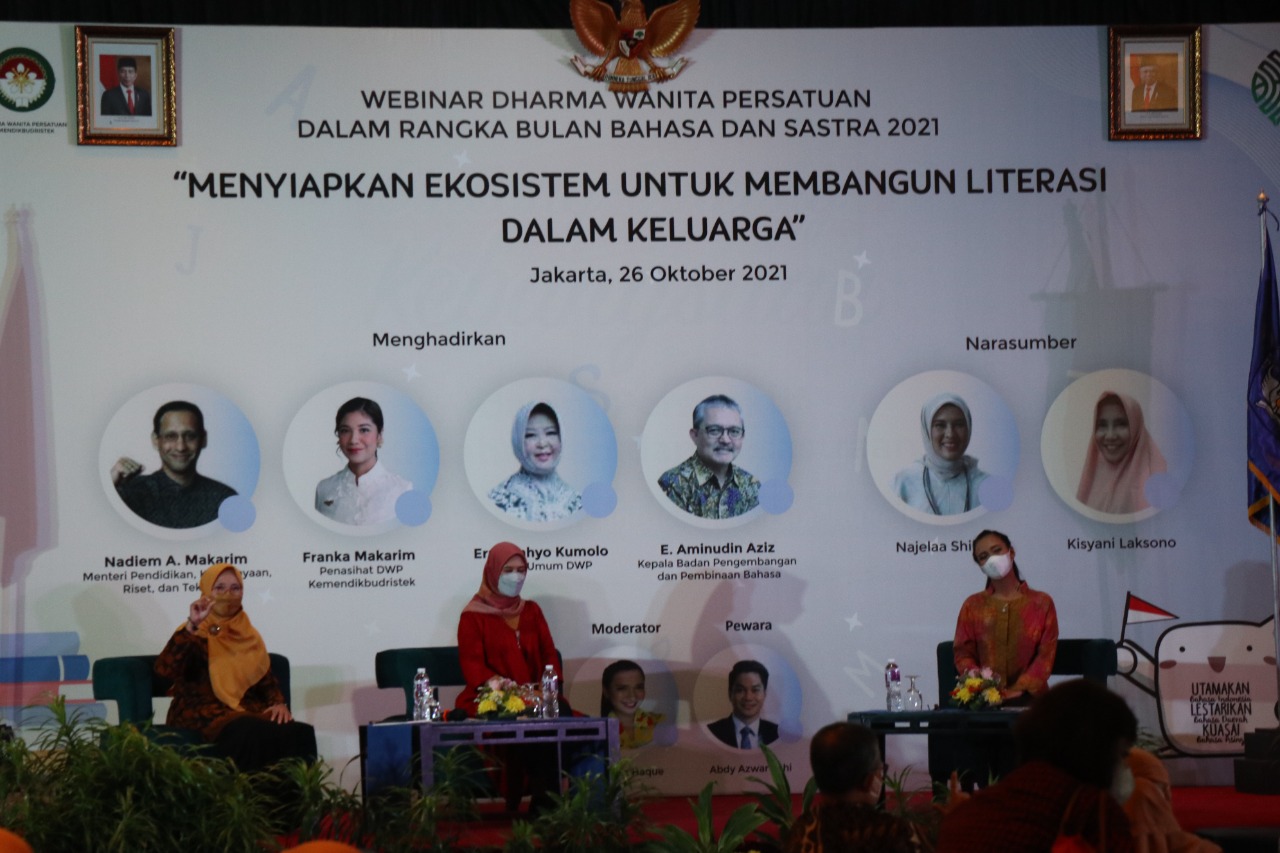 Webinar Darma Wanita Persatuan: Menyiapkan Ekosistem untuk Membangun Literasi di dalam Keluarga dalam Rangka Bulan Bahasa dan Sastra 2021