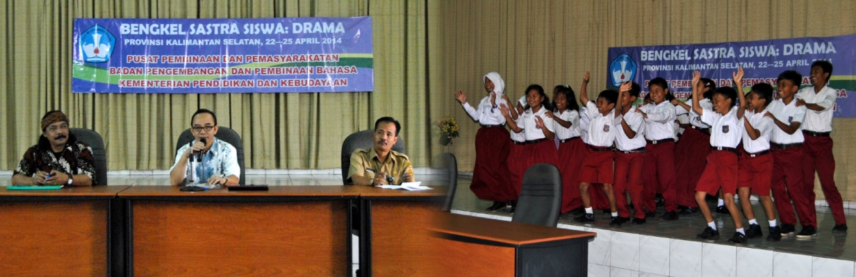 Bengkel Sastra Badan Bahasa Memberikan Pelatihan Penulisan dan Pertunjukan Drama bagi Siswa Sekolah Dasar di Banjarbaru