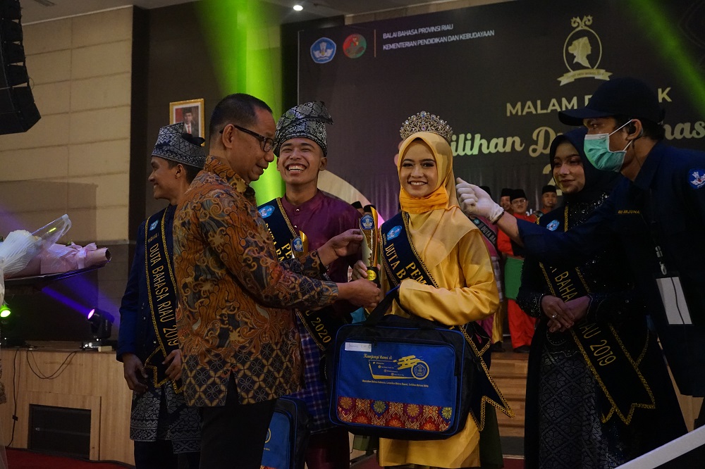 Syahrudin dan Muna Nabilah Duta Bahasa Riau 2020