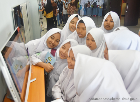 Siswa SMA Darut Tafsir Bogor Antusias Kunjungi Laboratorium Kebinekaan Bahasa dan Sastra