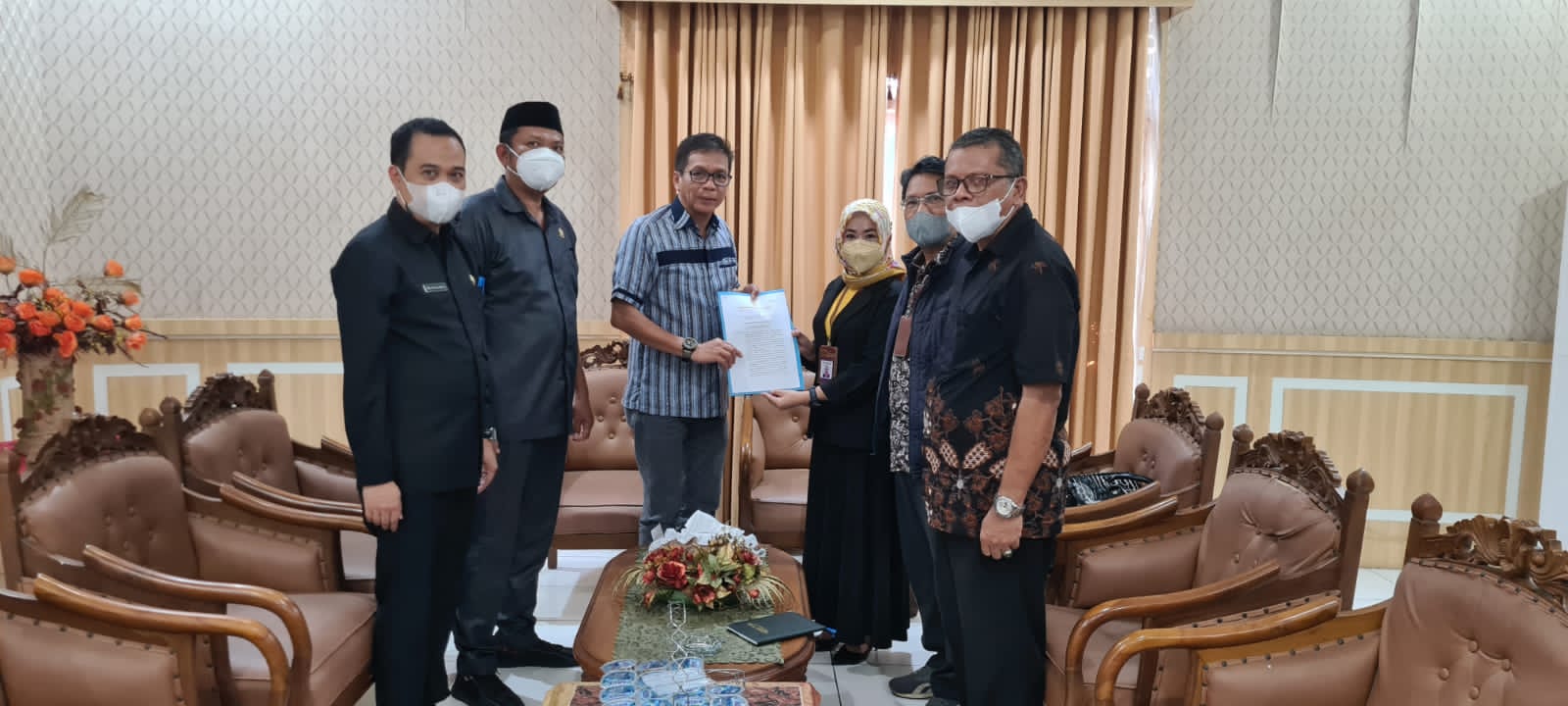 Penyerahan Salinan Peraturan Daerah tentang Pengembangan, Pembinaan, dan Pelindungan Bahasa Daerah dan Sastra Daerah Provinsi Sulawesi Tenggara Tahun 2021
